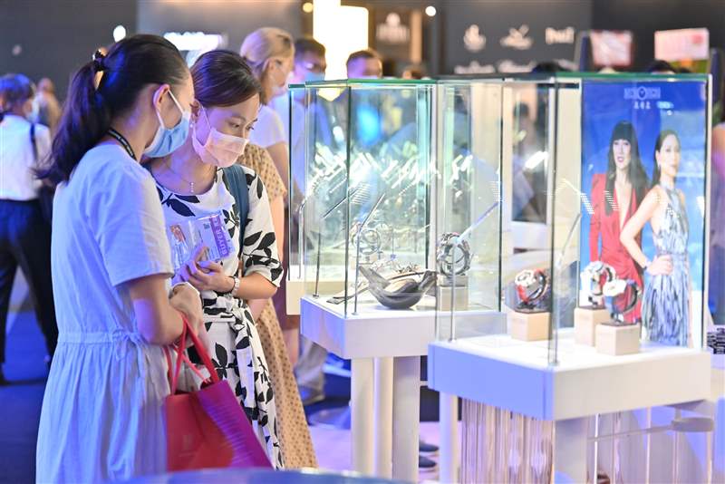 今年鐘表展以「與時約定」為主題，設有不同焦點展區(qū)，當中包括永恒歲月、World Brand Piazza、 潮流時尚、巧匠瑰寶和機械及設備等，匯聚多國品牌，帶來風格不同的名貴及潮流腕表。
