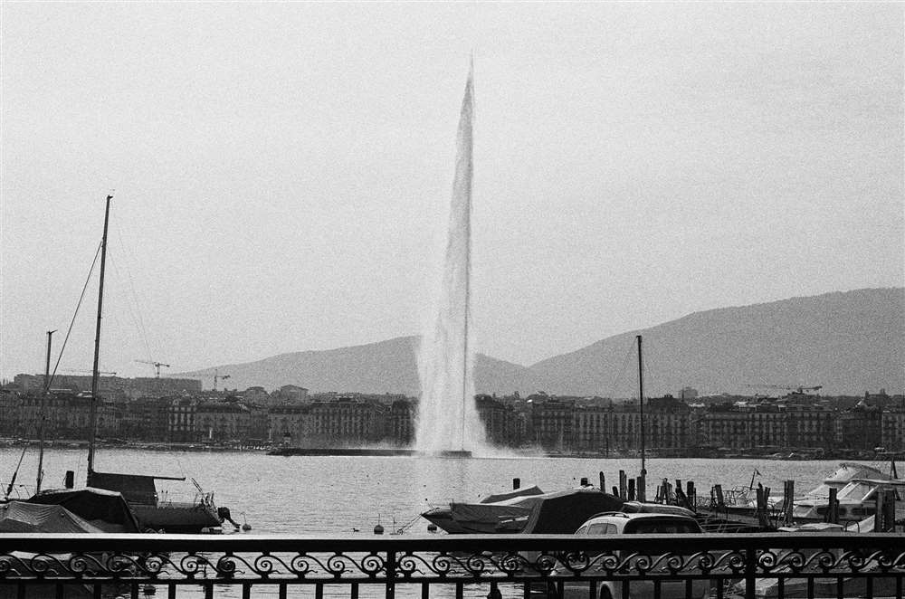 圖為 Jet d' Eau 從遠處的欄桿后面。