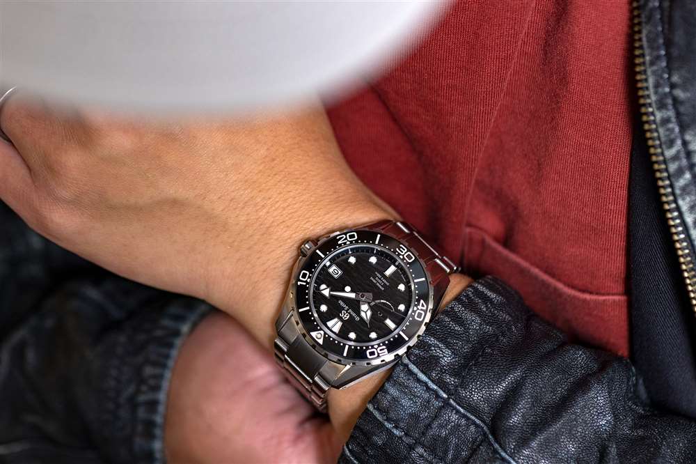 一名男士佩戴全新 Grand Seiko Spring Drive Diver SLGA015。