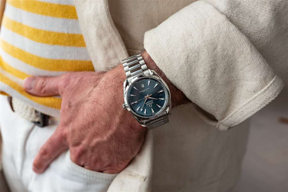 男士手腕上的藍色 38mm AT。