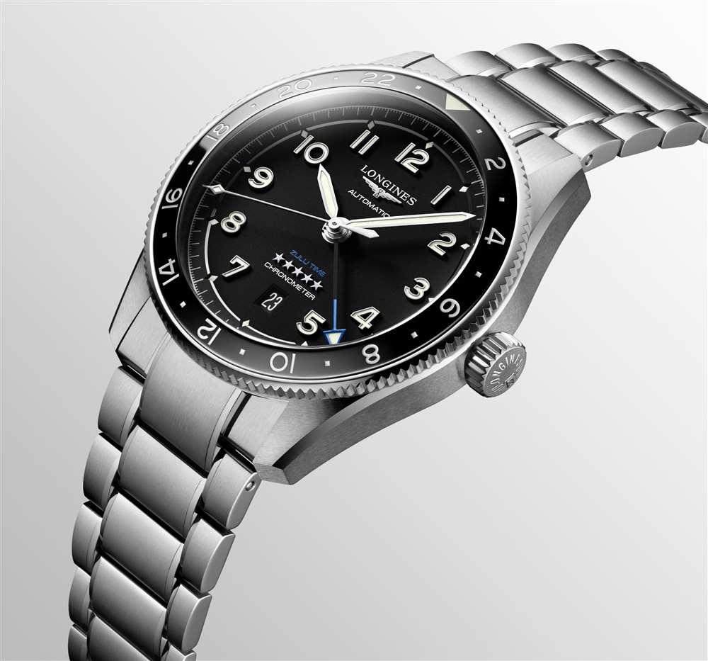 帶有黑色表盤的浪琴表 GMT Zulu Time 的士兵形象