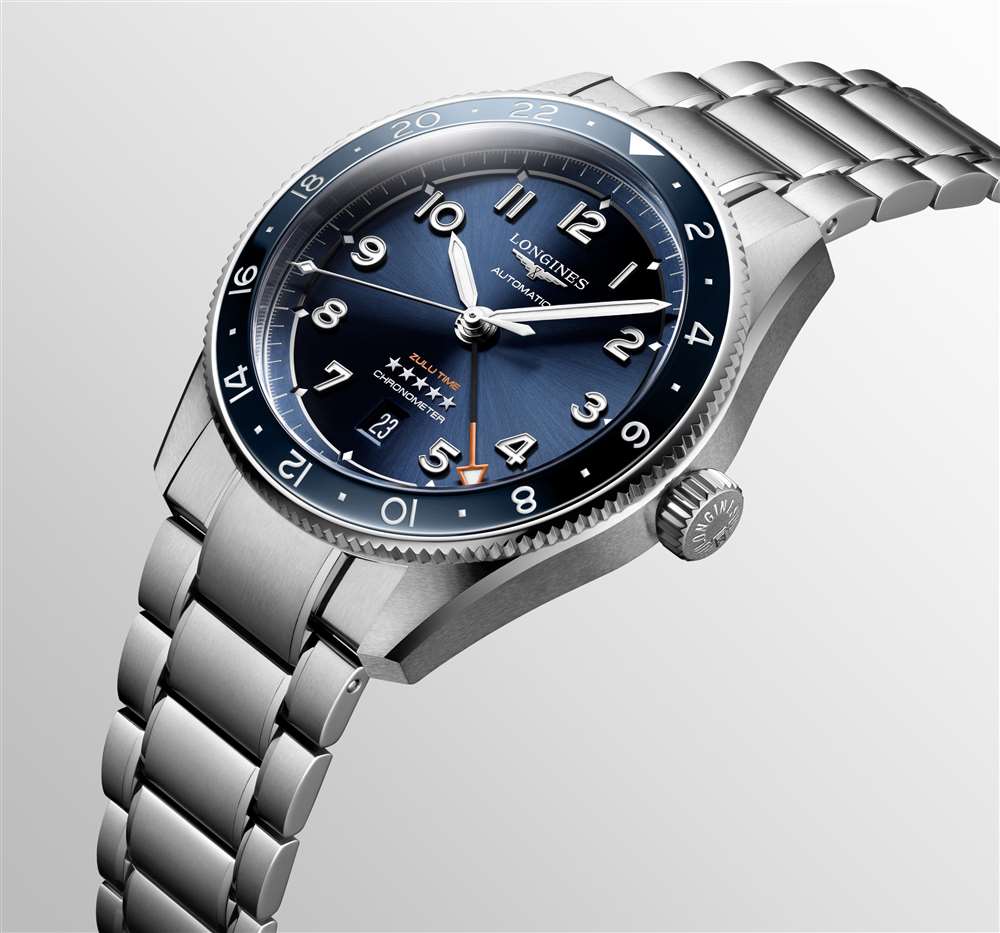 帶有藍色表盤的浪琴表 GMT Zulu Time 的士兵形象