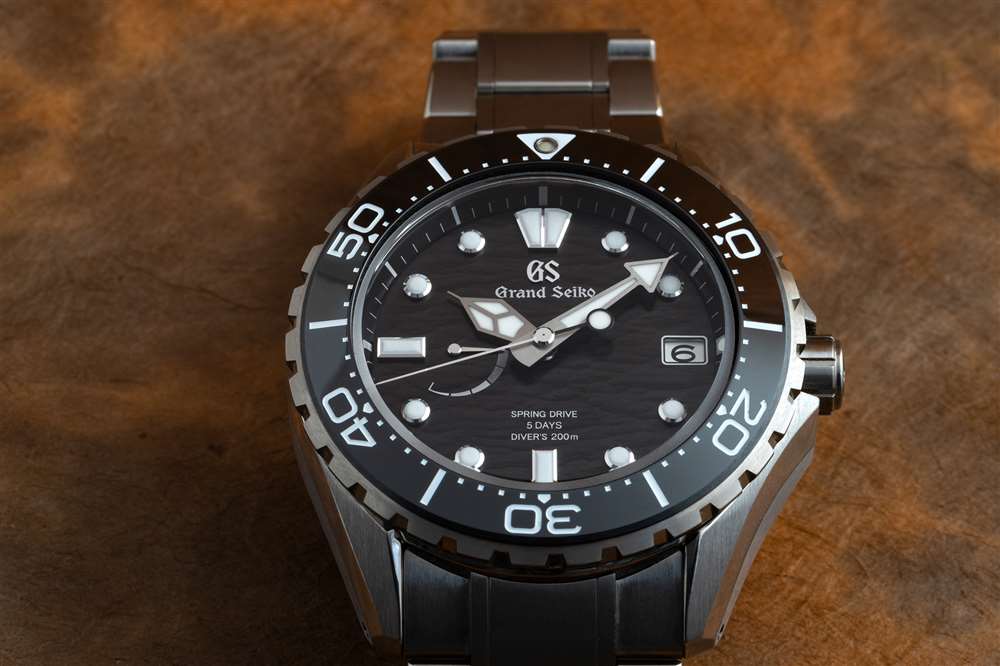 全新 Grand Seiko Spring Drive Diver SLGA015 平面生活方式圖片。
