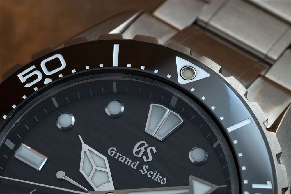 新款 Grand Seiko Spring Drive Diver SLGA015 表圈特寫。