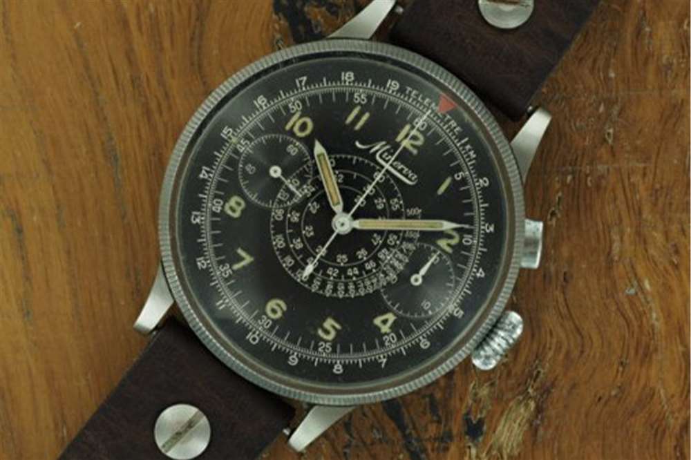一款復古的 Minerva 計時碼表，啟發了全新的萬寶龍 1858 Minerva Red Arrow Monopusher Chronograph。