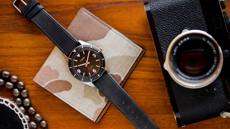 老式相機旁邊的 timex LE