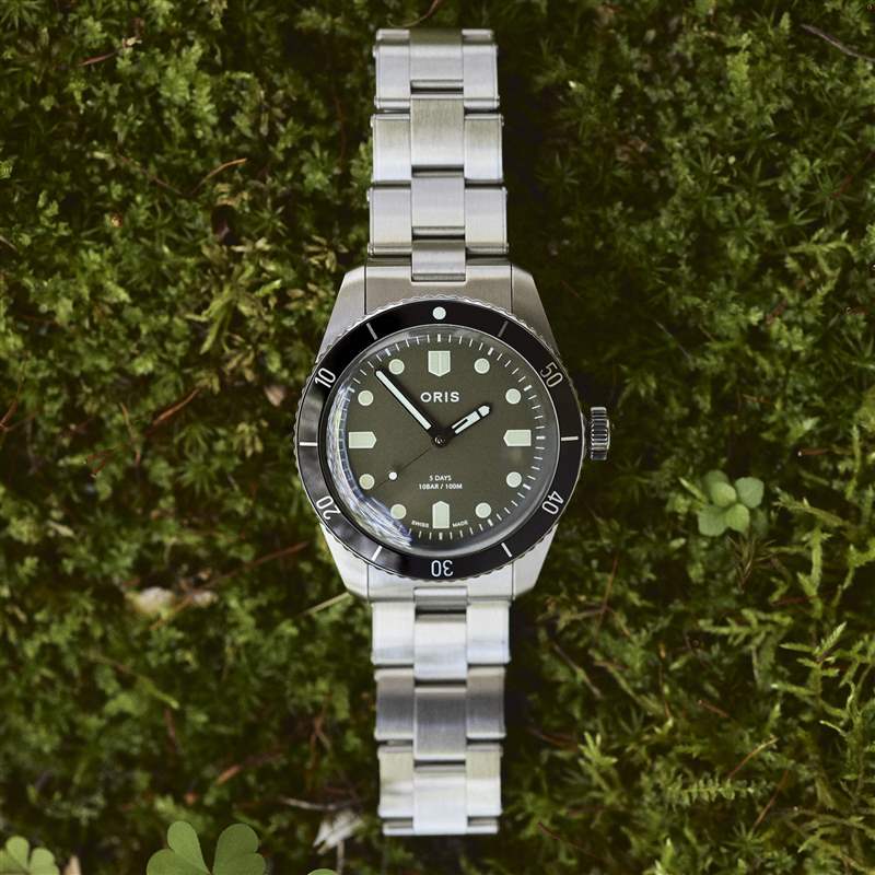 Oris Calibre 400 Limited Edition for HODINKEE 在草床上。