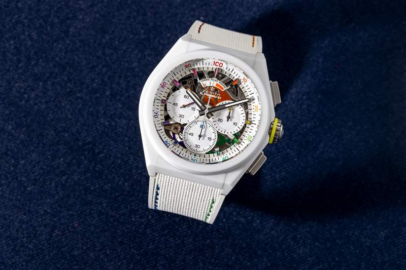 Zenith Defy 21 Chroma 豎立在藍(lán)色背景上