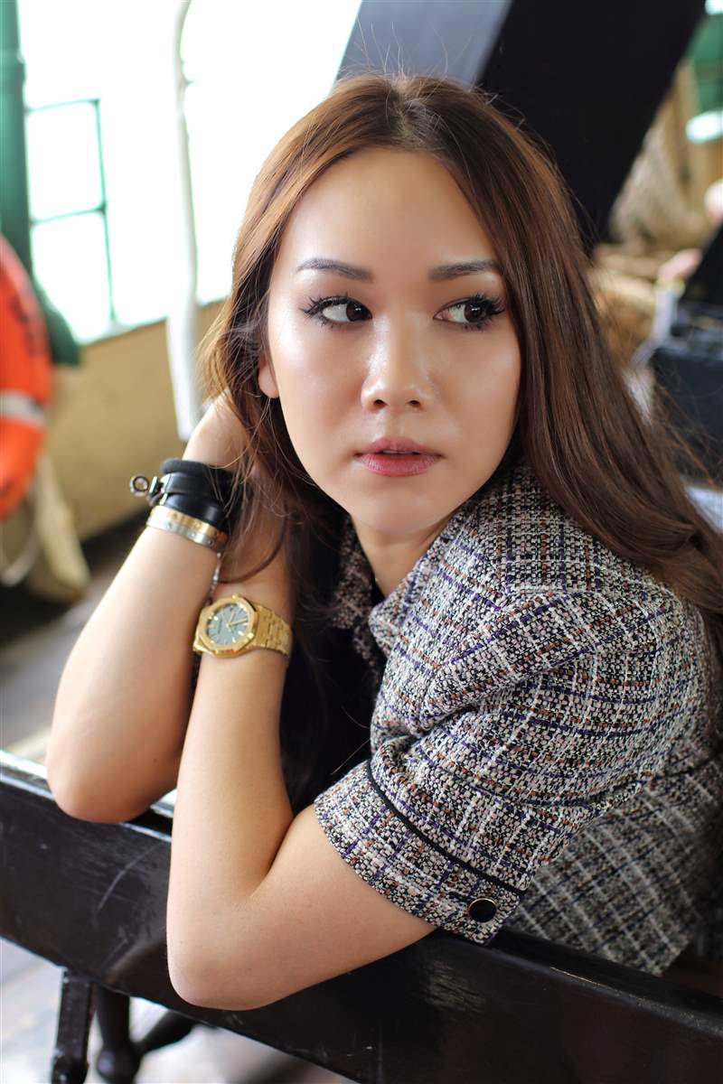 香港女性佩戴精美手表時(shí)看起來(lái)不合時(shí)宜