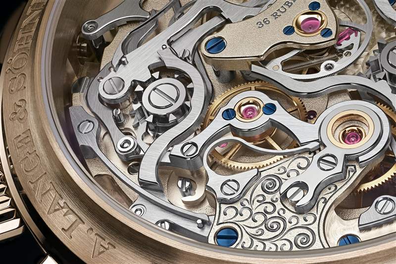 看看 A. Lange & S?hne 1815 Rattrapante Honeygold 內(nèi)部的機械手動上鏈機芯。