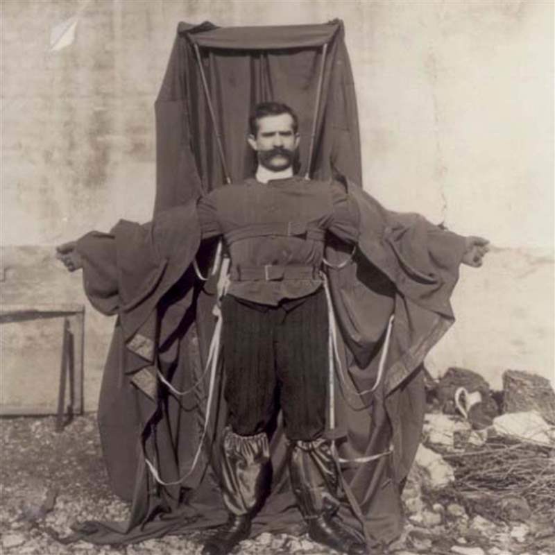 Franz Reichelt 穿著他的降落傘外套，1912 年。