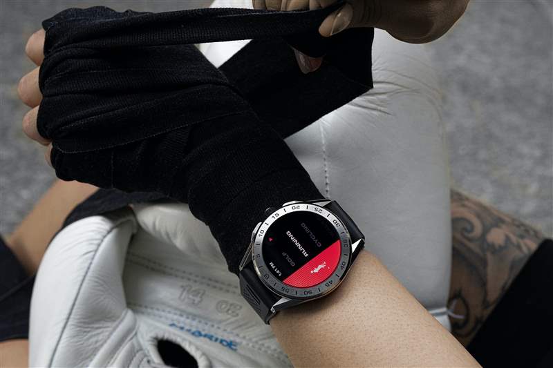 一名女士手腕上佩戴 TAG Heuer Connected 智能腕表，準(zhǔn)備上拳擊課時雙手被綁起來。