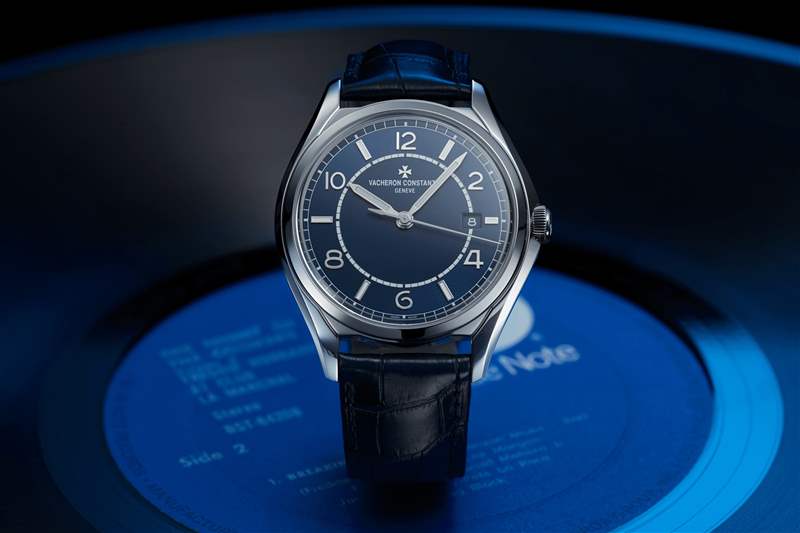 藍色背景上的 VC Fiftysix。
