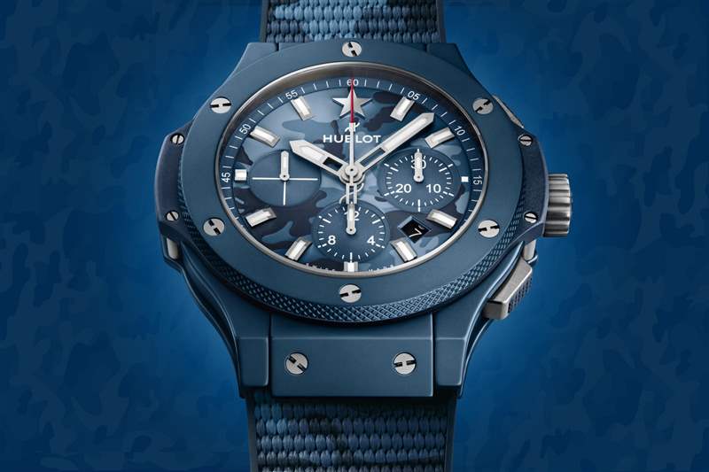 藍色背景上的 Hublot Big Bang Camo Texas 士兵形象。