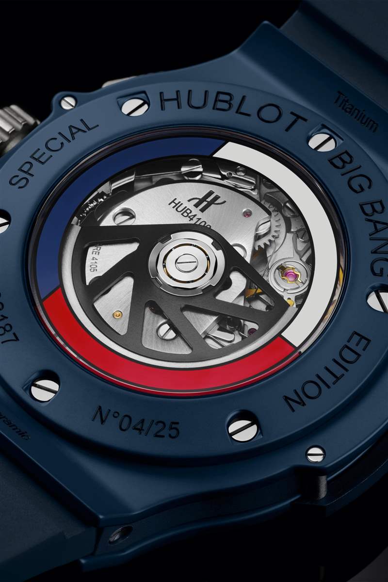 Hublot Big Bang Camo Texas 的底蓋圖像顯示了紅色、白色和藍色轉子