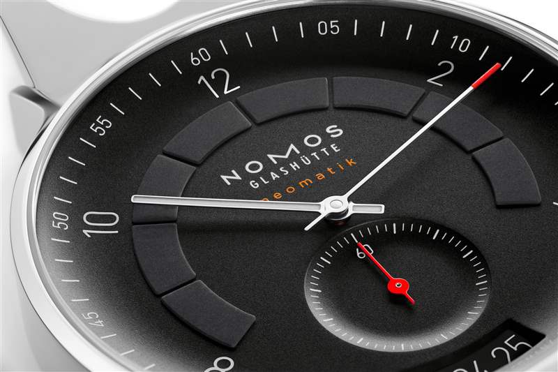 推出這些新的NOMOS型號讓人聯想到在黑夜中快速駕駛