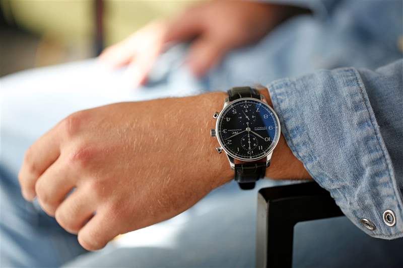 IWC Schaffhausen 葡萄牙計(jì)時(shí)碼表戴在男士手腕上的照片