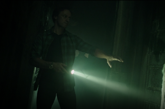 Dembrough（McAvoy）在本質上是房子的地方，帶著手電筒，戴著他的 Datejust in It Chapter Two。