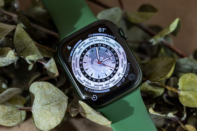 Apple Watch Series 7 世界時間表盤。