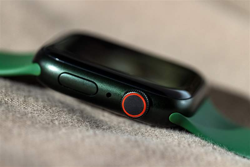 Apple Watch Series 7，表殼側面，顯示表冠和側面按鈕。