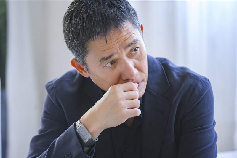 梁朝偉接受訪問時，戴上一枚BVLGARI Octo Finissimo Automatic腕錶（圖片來源：BVLGARI）