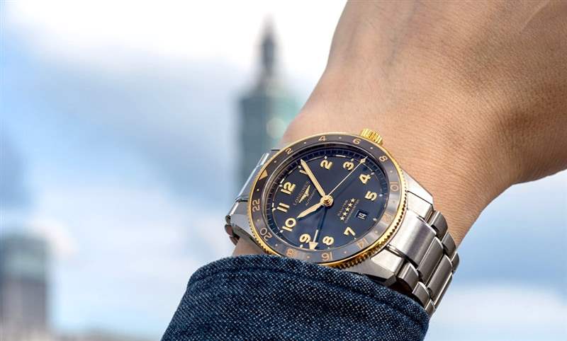 LONGINES - 為此地與彼時(shí)，都鍍上Golden Hour：浪琴表Spirit Zulu Time，新增18K黃金細(xì)節(jié)
